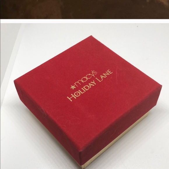 Red, green & gold winter holiday flower brooch - Picture 2 of 5